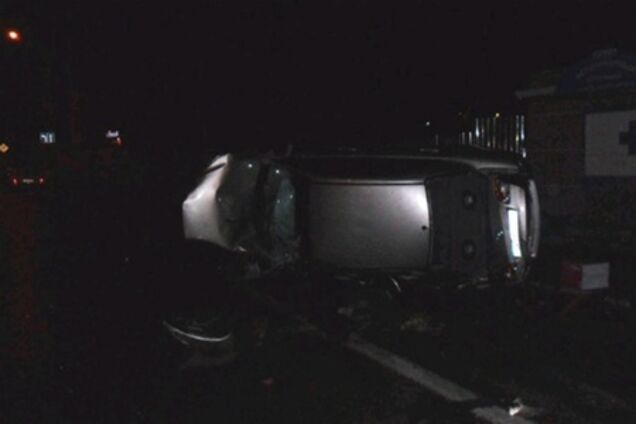 ДТП в Крыму: водитель сбил ограждение, двух пешеходов и сам перевернулся