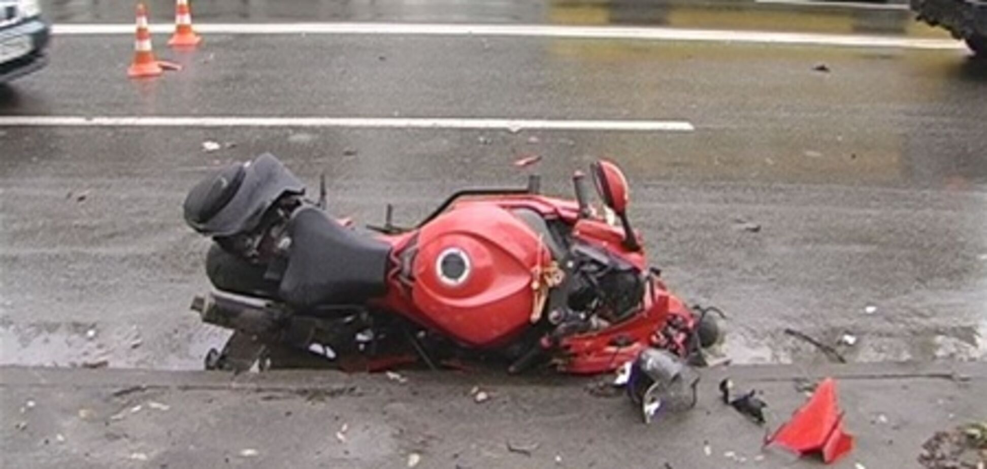 ДТП в Киеве: на мокрой дороге погиб мотоциклист. Фото