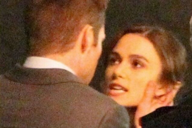 Кира Найтли целуется с капитаном Кирком