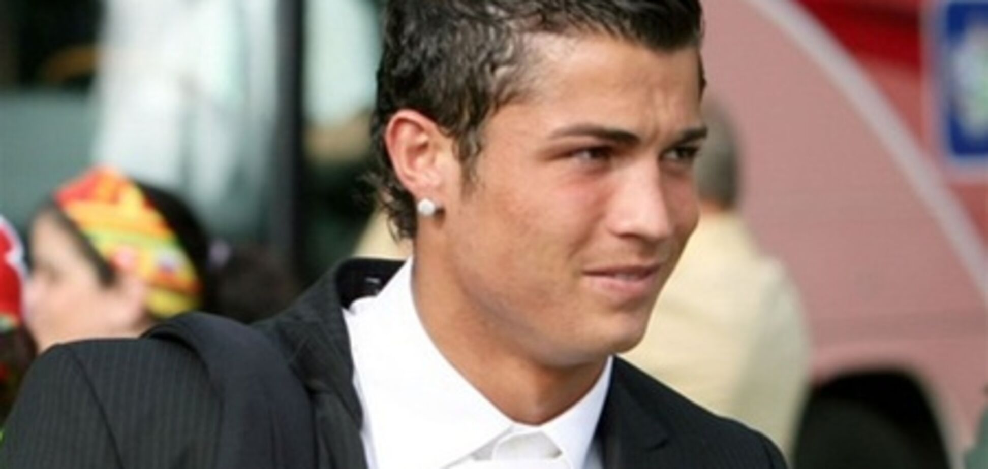 Самого красивого в мире футболиста назвали куклой Барби. Видео