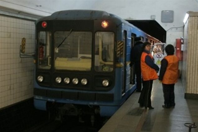 На 'Крещатике' под поезд упал пьяный мужчина