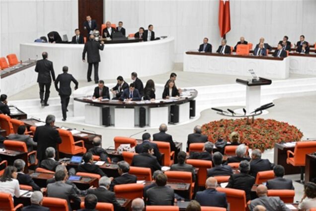 Парламент Турции дал добро на военные операции в Сирии