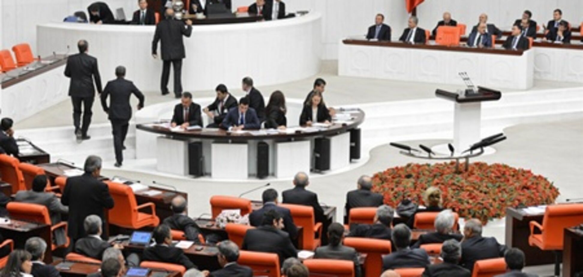 Парламент Турции дал добро на военные операции в Сирии