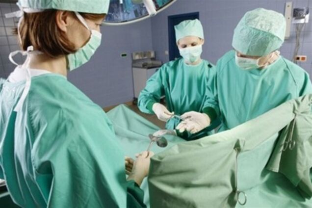 На Донеччині хірурги забули металевий затиск в животі пацієнта, порушено справу