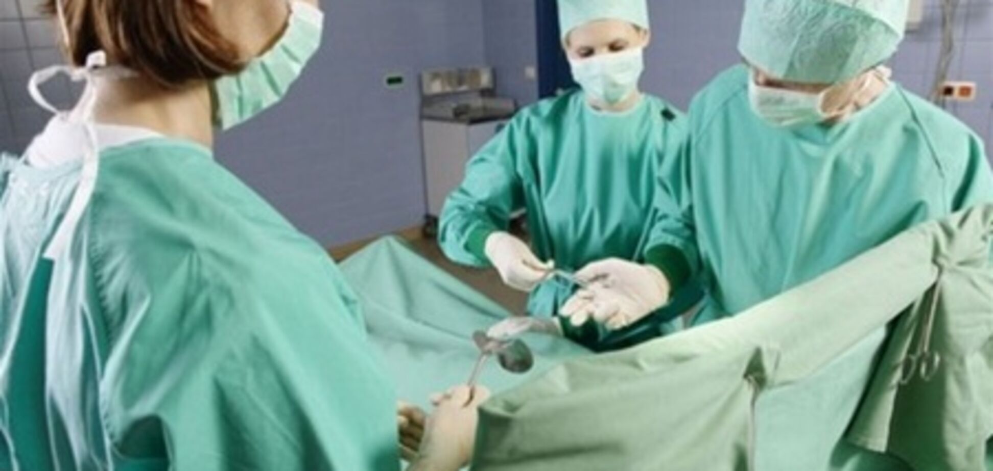 На Донеччині хірурги забули металевий затиск в животі пацієнта, порушено справу