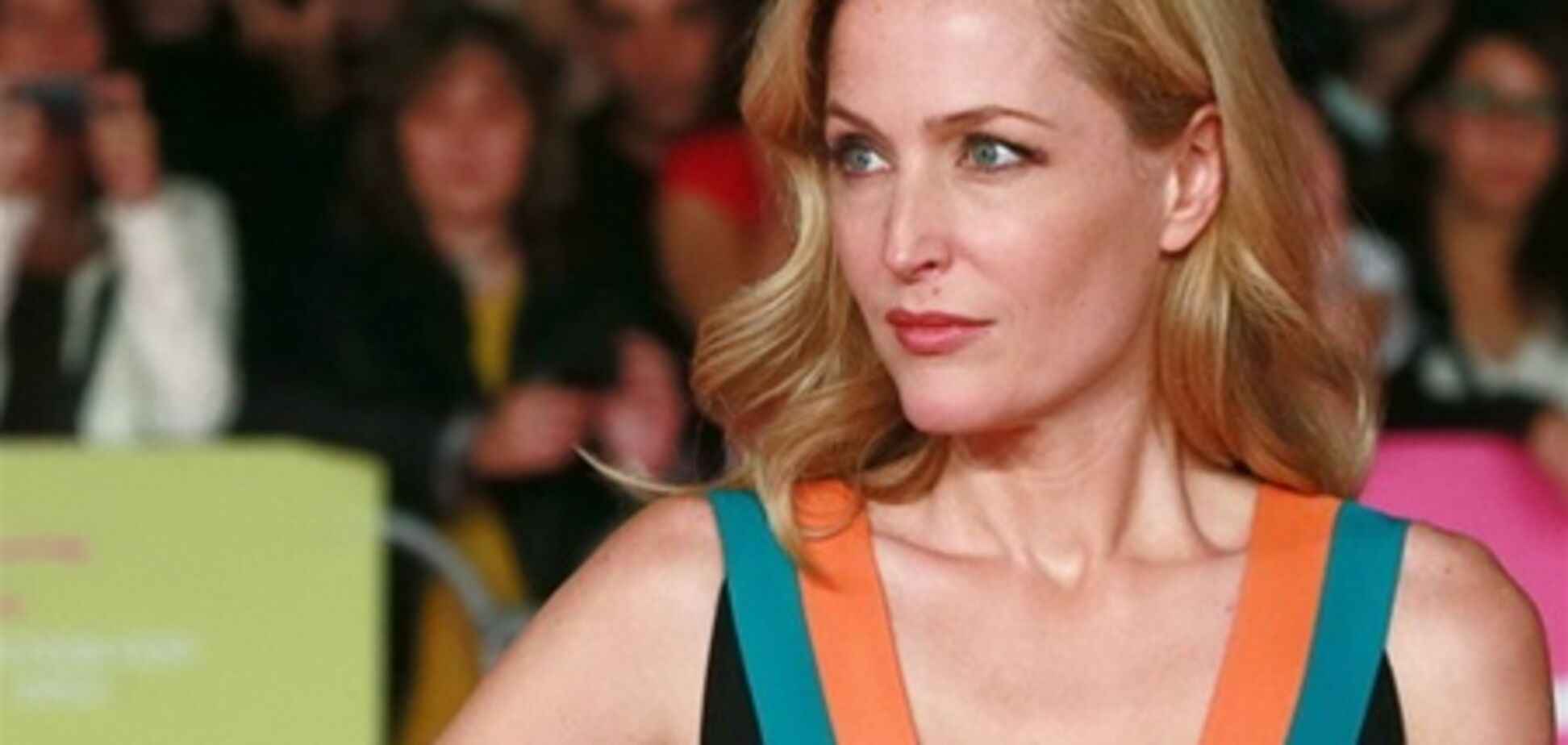 Джиллиан Андерсон в платье без лифа на красной дорожке