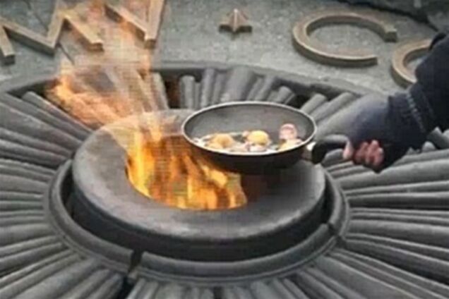 Студентке дали 3 года условно за яичницу на Вечном огне