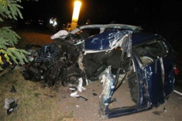 На Луганщине легковушка столкнулась с фурой: 3 человека погибли, 1 - травмирован