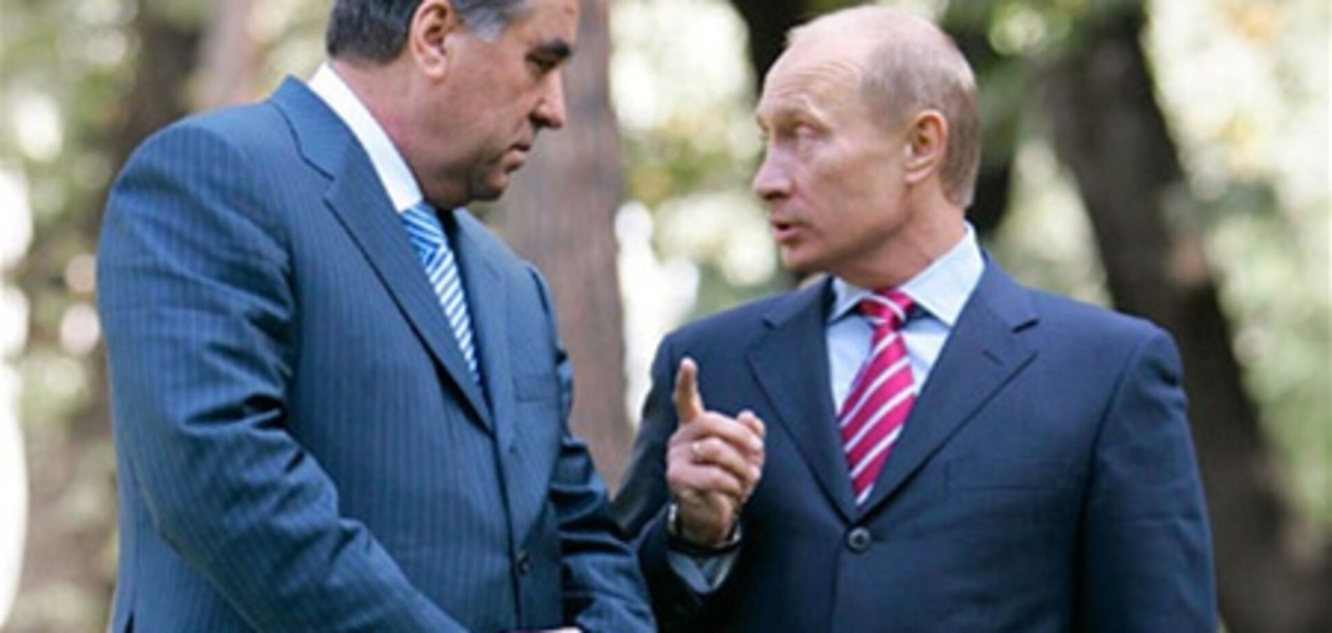 Путин подарил таджикскому президенту винтовку