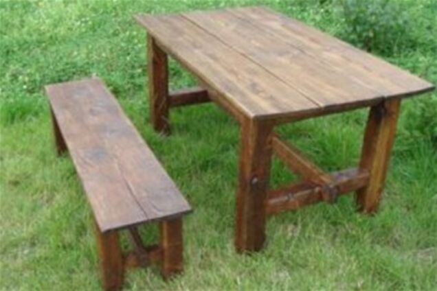 Во Львове посетители украли из кафе стол и скамью