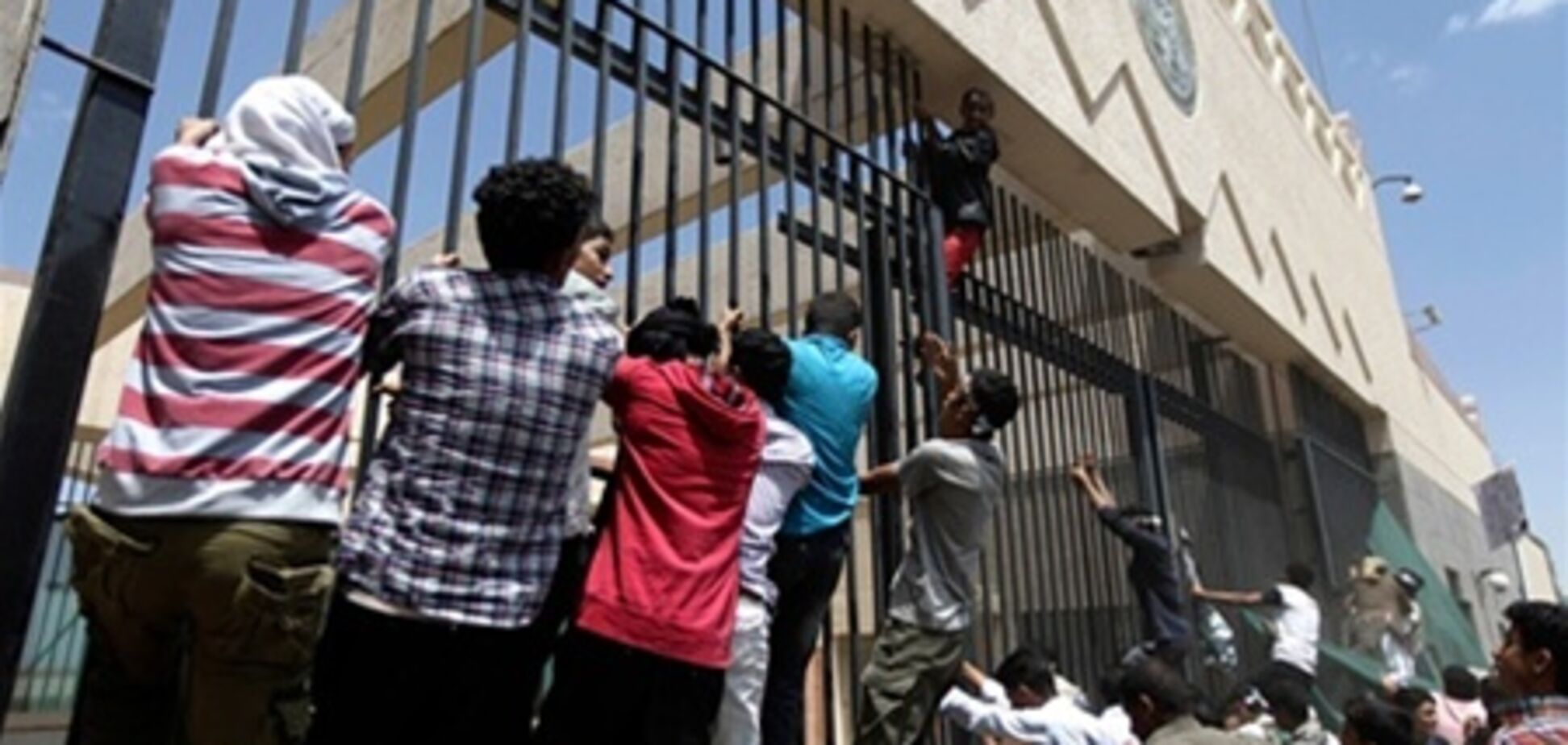 Участников штурма посольство США в Тунисе могут казнить