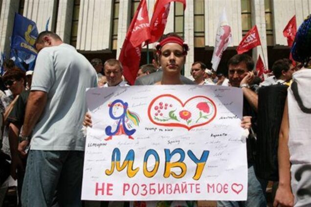 Под Украинским домом разгромили лагерь протестующих. Фото