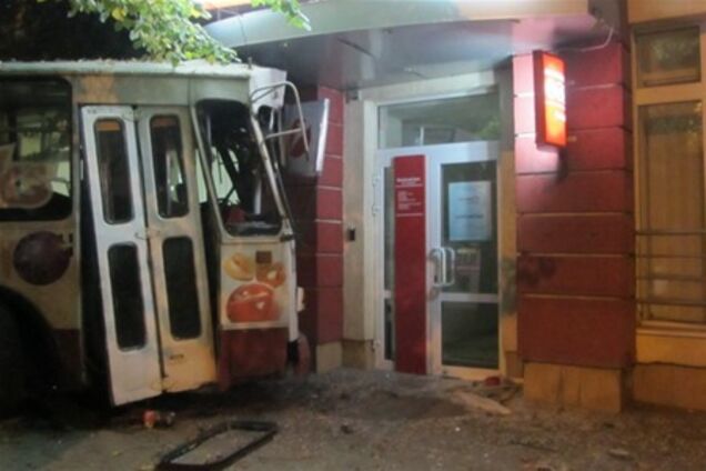 В Житомире троллейбус въехал в банк