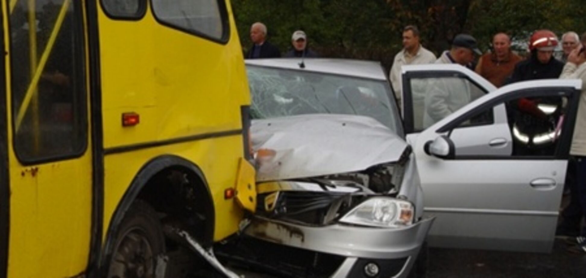 Во Львове маршрутка столкнулась с легковушкой: 5 человек травмированы