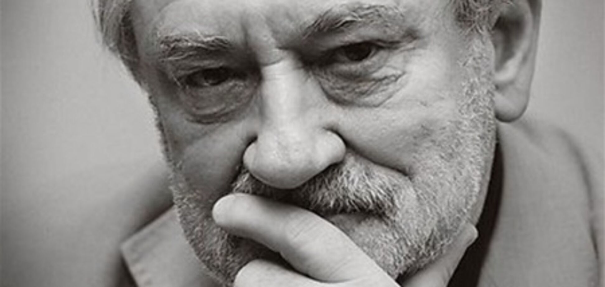 Азаров призвал украинцев скинуться на памятник Ступке