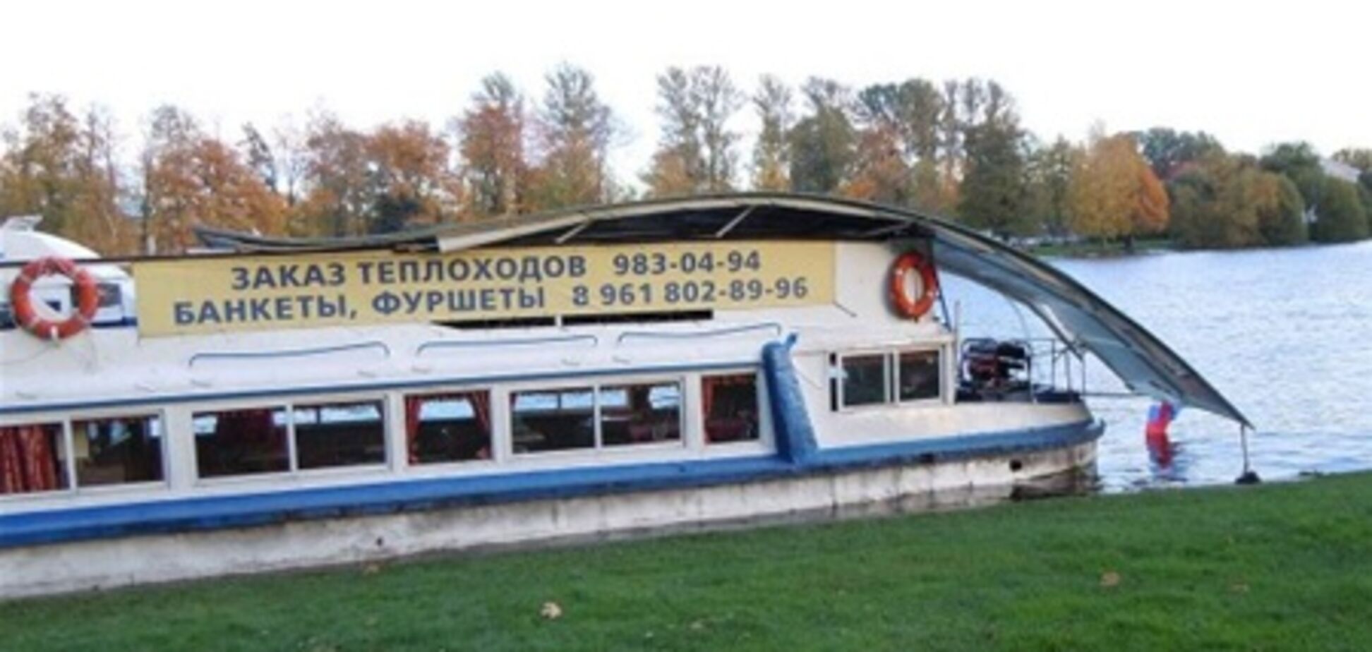 В Санкт-Петербурге туристическому теплоходу снесло крышу