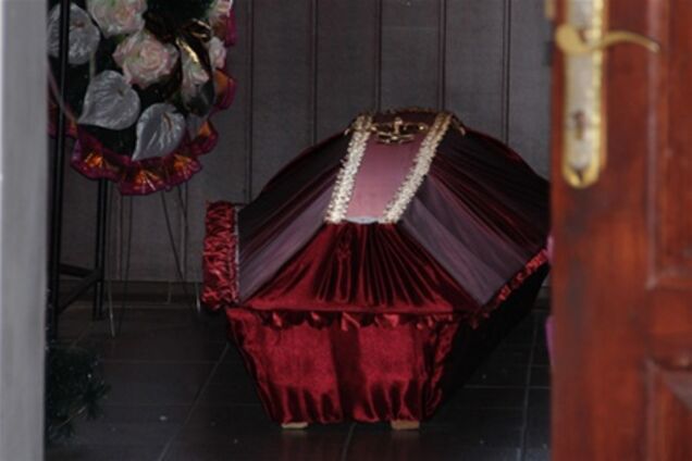 В Житомире мужчина променял супружеское ложе на гроб. Фото