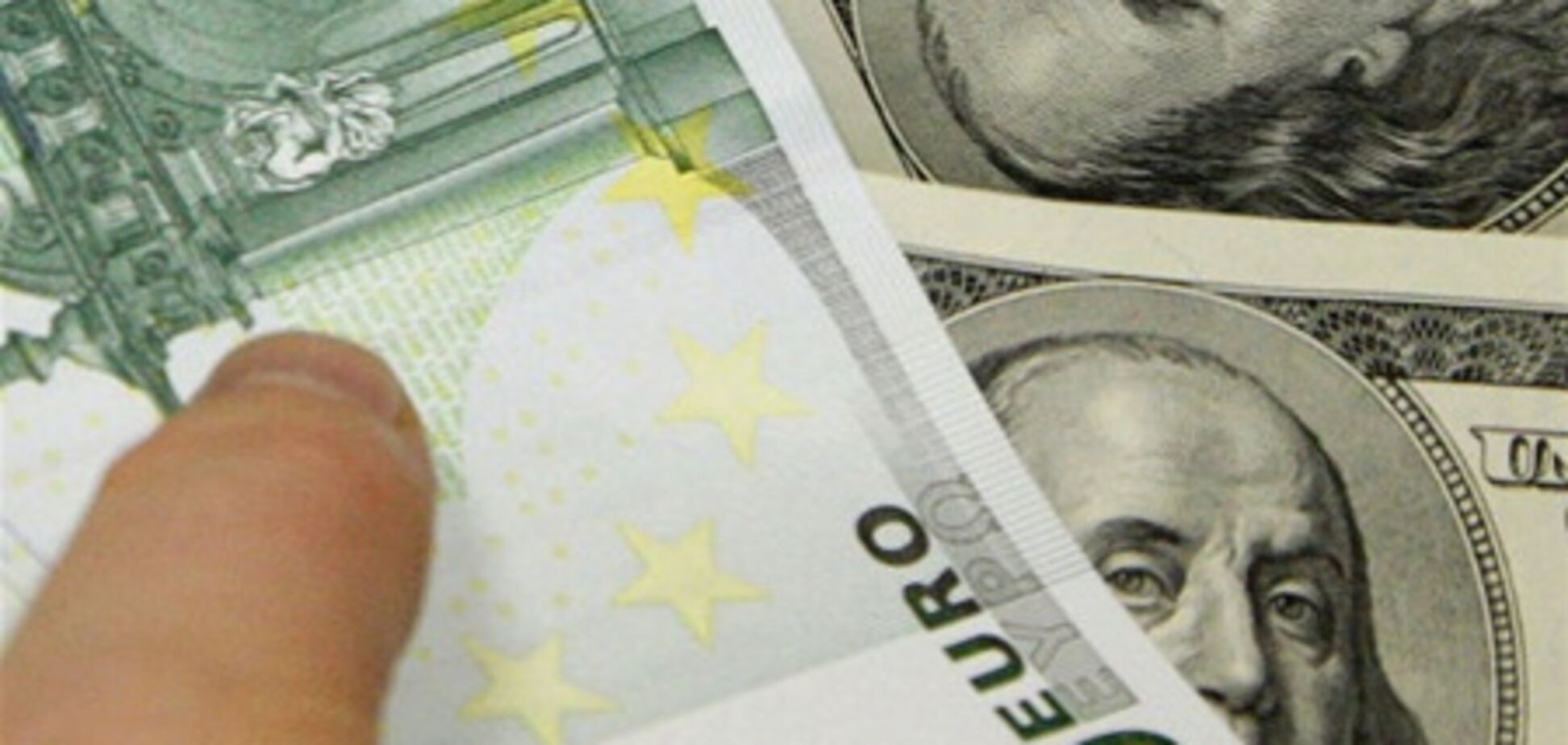 Из-за урагана 'Сэнди' евро подорожал к доллару