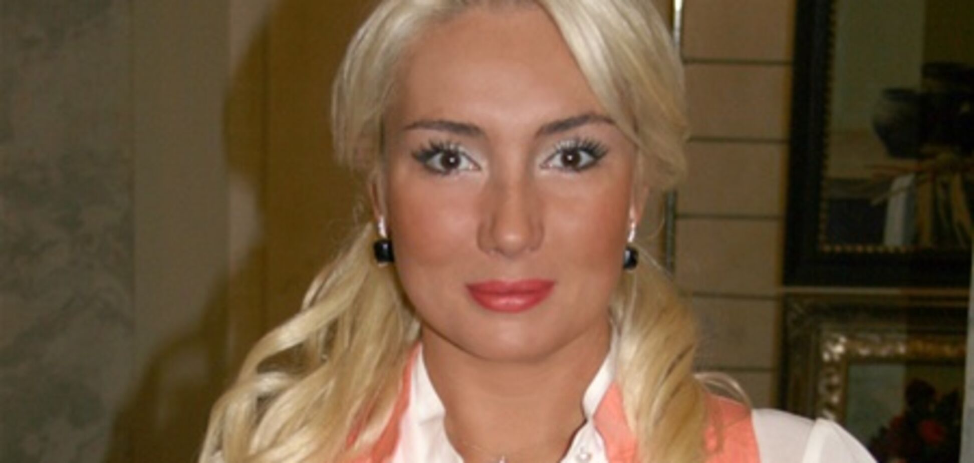 Розинська силоміць потягла Мельниченко на виставку