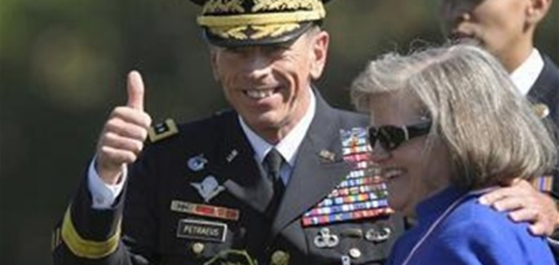 Глава ЦРУ ушел в отставку из-за измены жене