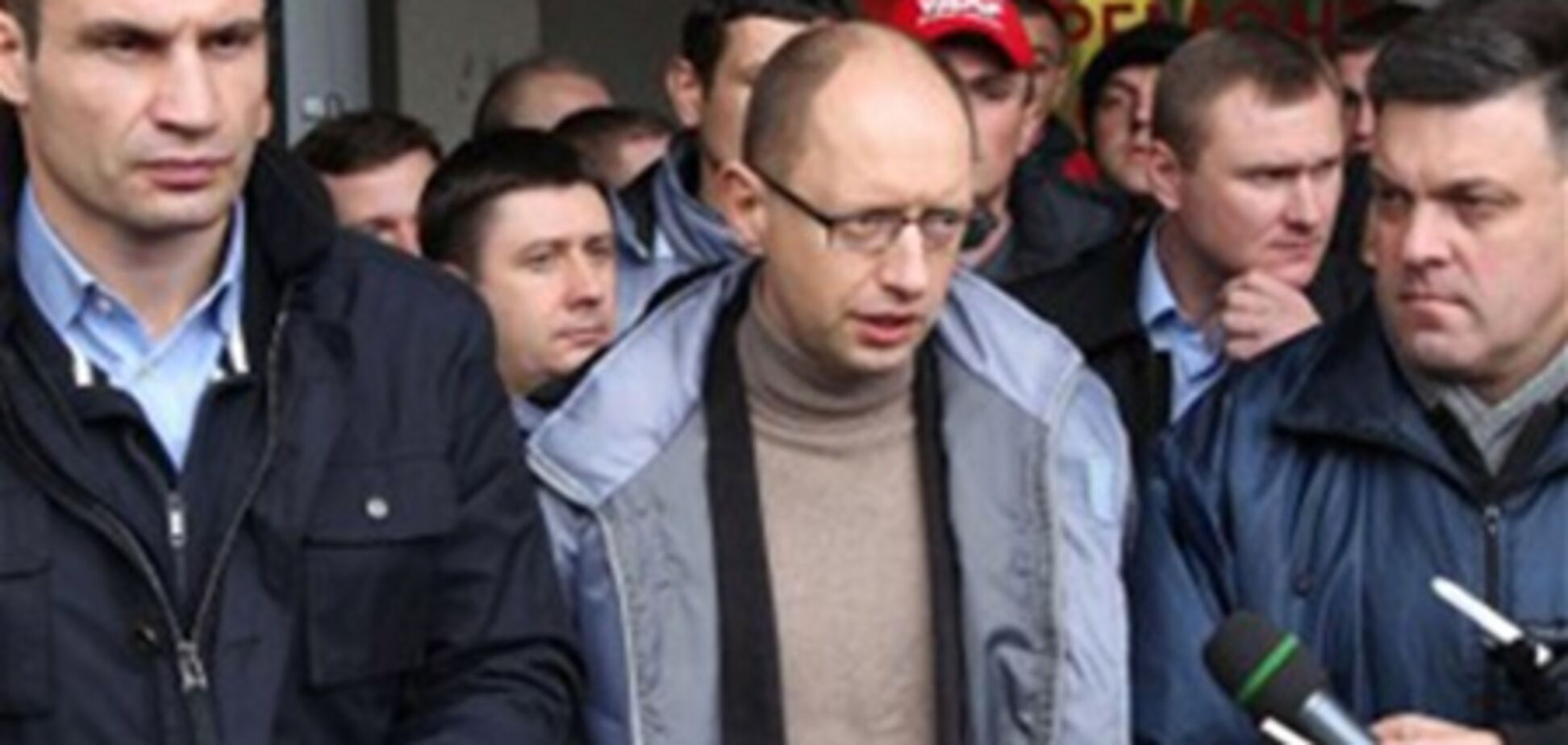 Опозиція недовго протестувала біля будівлі ЦВК