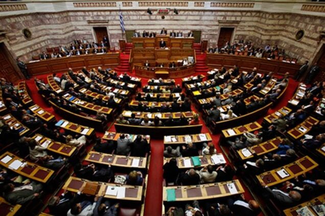 Парламент Греции принял кризисный бюджет на 2013 год