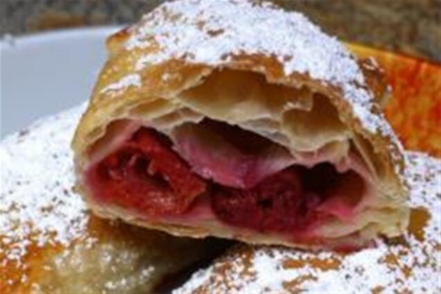 Вишня в слоеном тесте