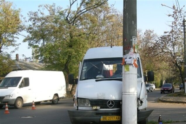 В Николаеве переполненная маршрутка врезалась в столб. Фото