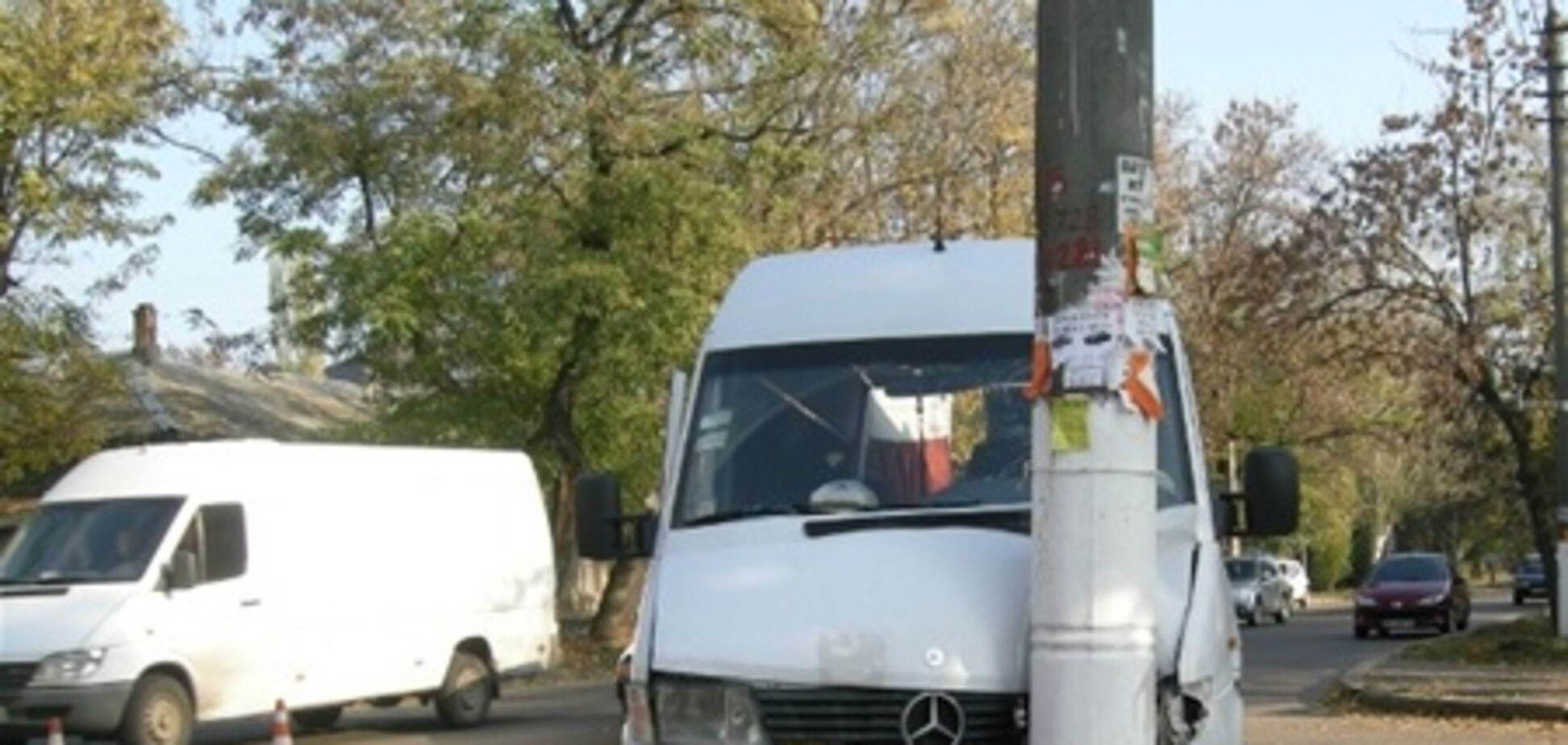 В Николаеве переполненная маршрутка врезалась в столб. Фото