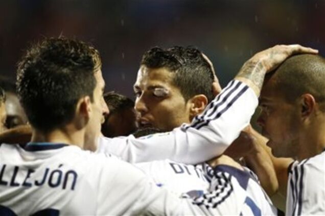 Лидеру 'Реала' разбили бровь во время матча. Видео