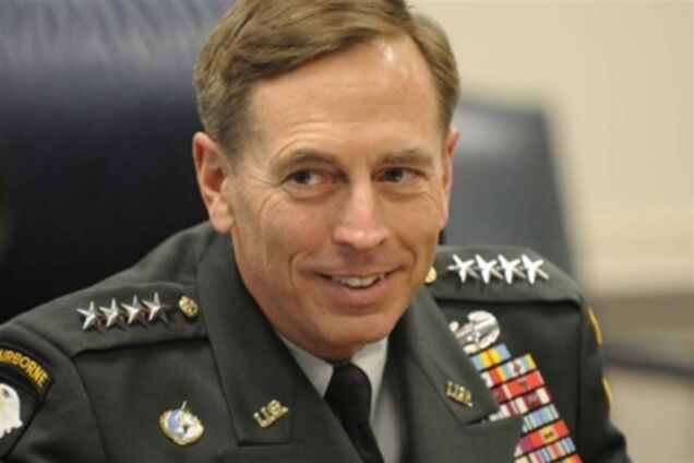 Любовница ушедшего в отставку главы ЦРУ шантажировала его подчиненных