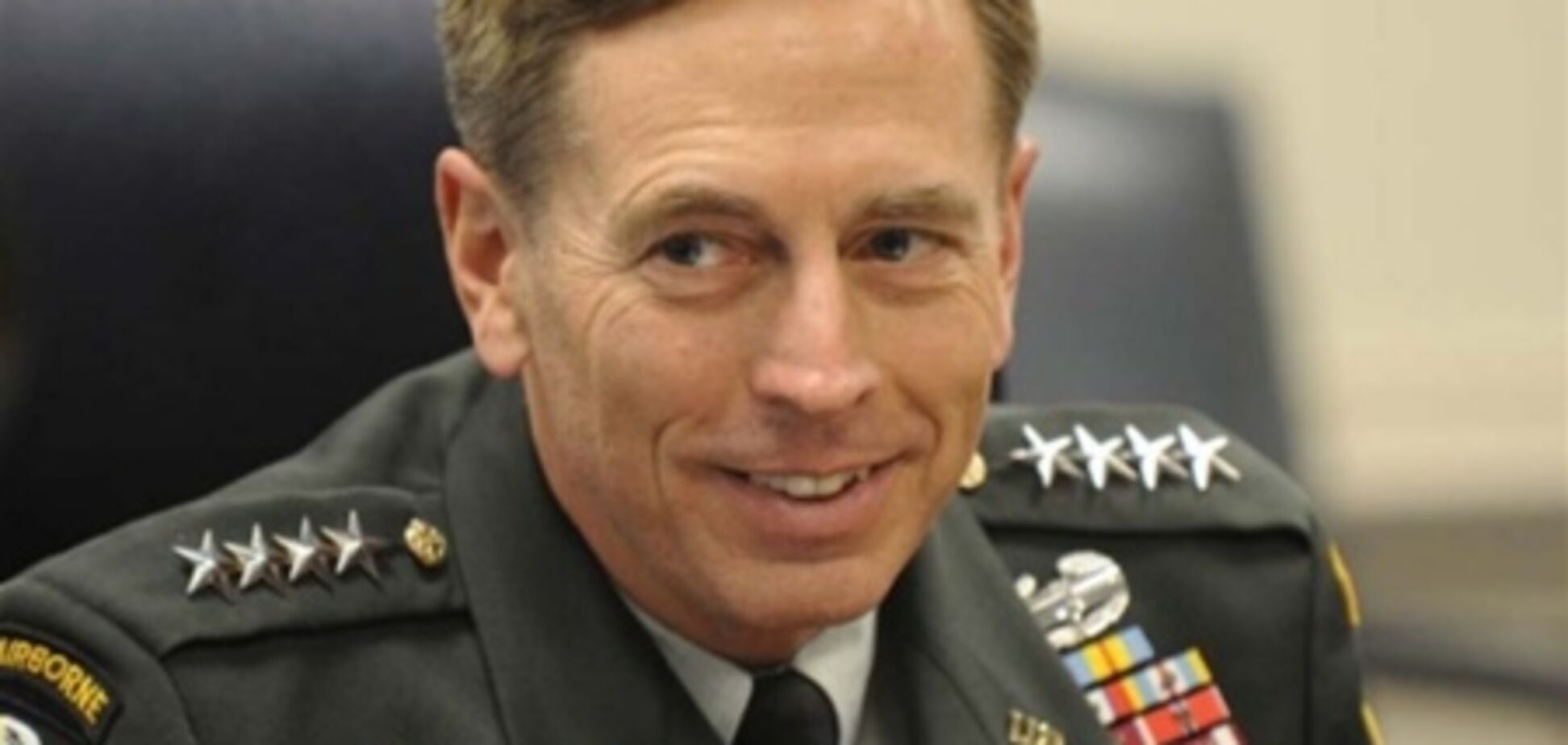 Любовница ушедшего в отставку главы ЦРУ шантажировала его подчиненных