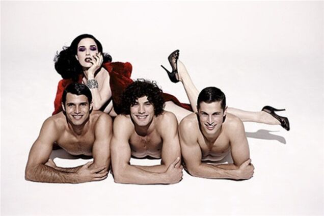 Дита фон Тиз обзавелась живой 'мебелью'. Фото