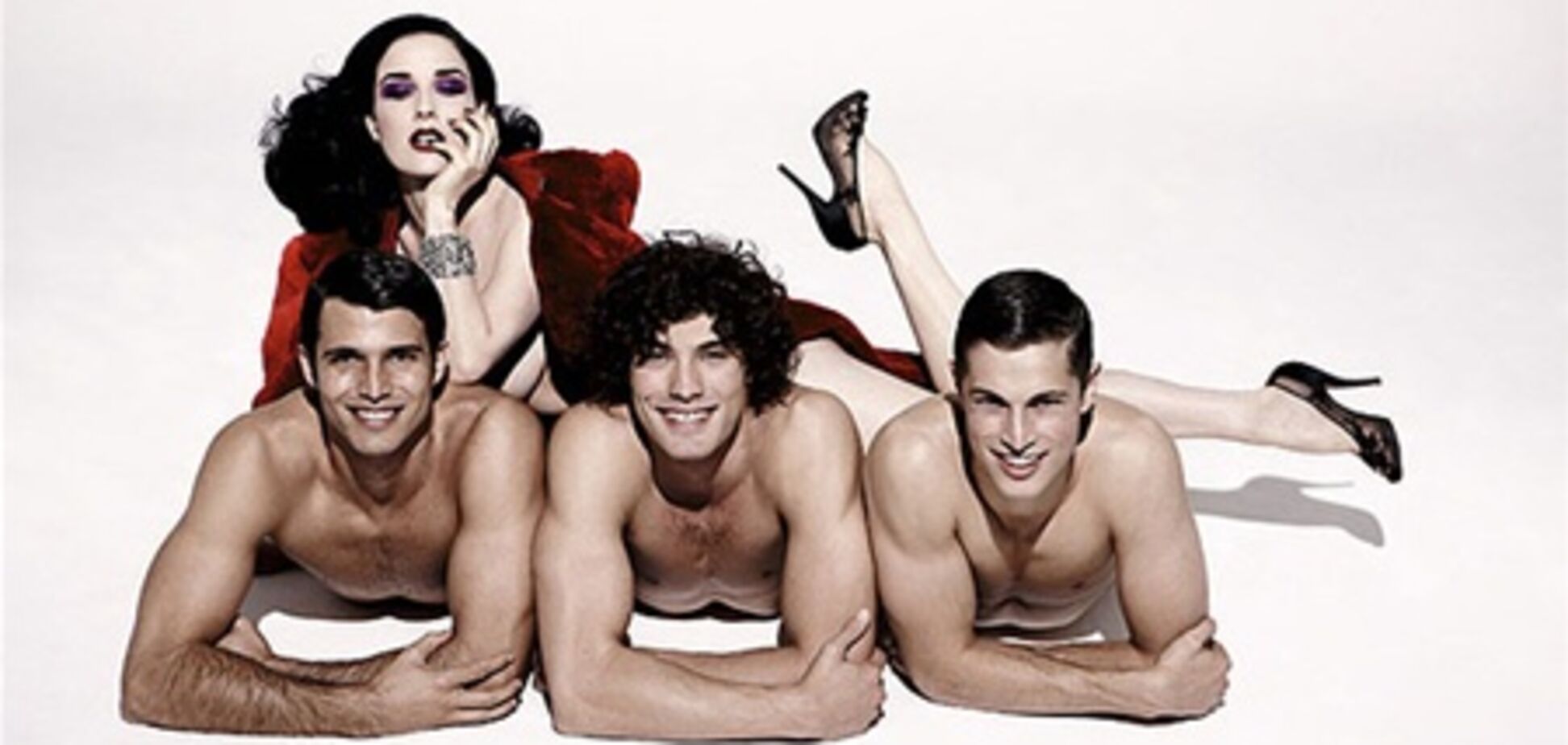 Дита фон Тиз обзавелась живой 'мебелью'. Фото