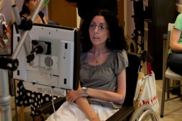 Парализованная британка рисует шедевры глазами