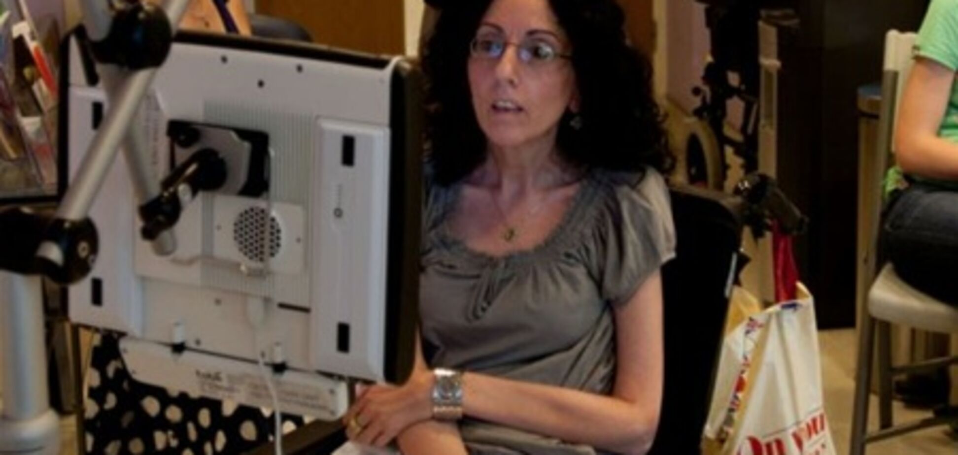 Парализованная британка рисует шедевры глазами