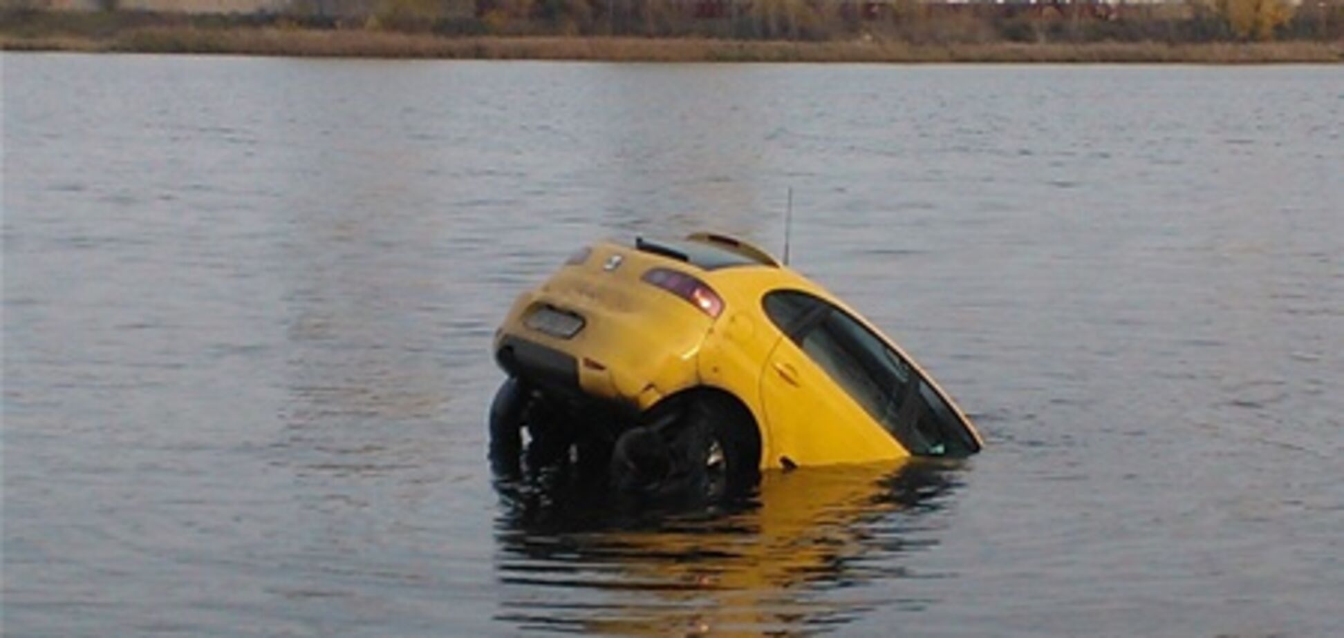 В Киеве мужчина без штанов чудом выбрался из тонущей машины. Фото