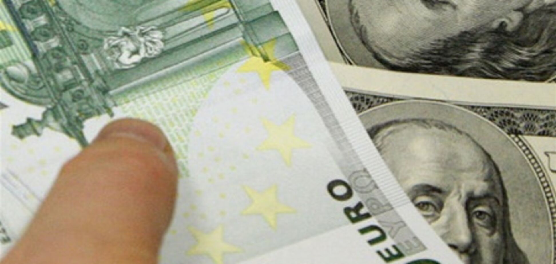 Евро упал до двухмесячного минимума к доллару