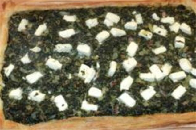 Пирог из замороженного шпината с фетой на слоеном тесте