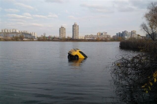 На Оболони автомобиль упал в озеро