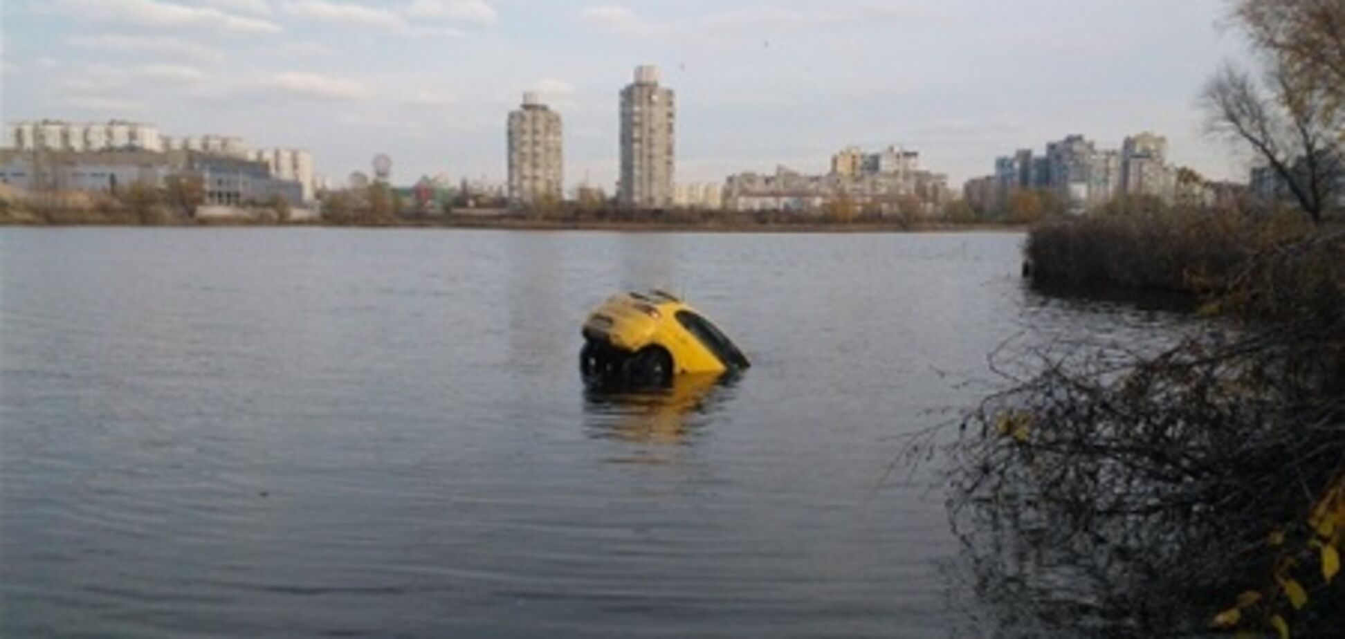 На Оболони автомобиль упал в озеро