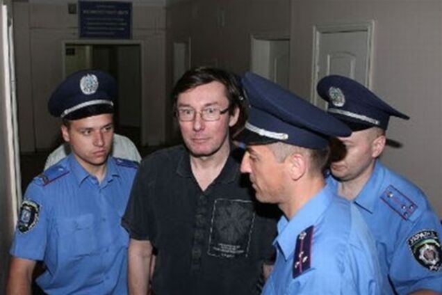 Луценко на время апелляции поселят в камеру к 50 зекам