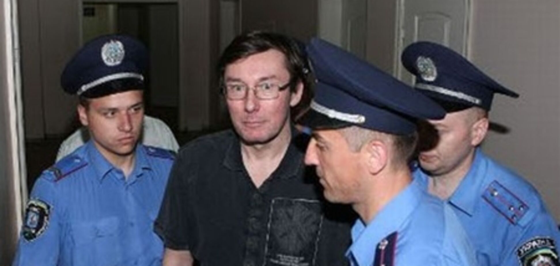 Луценко на время апелляции поселят в камеру к 50 зекам