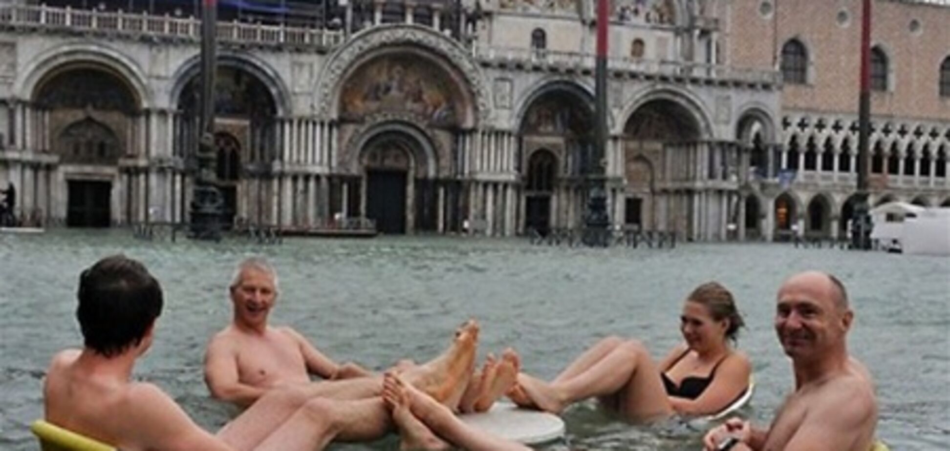 Туристы купаются в центре Венеции во время наводнения