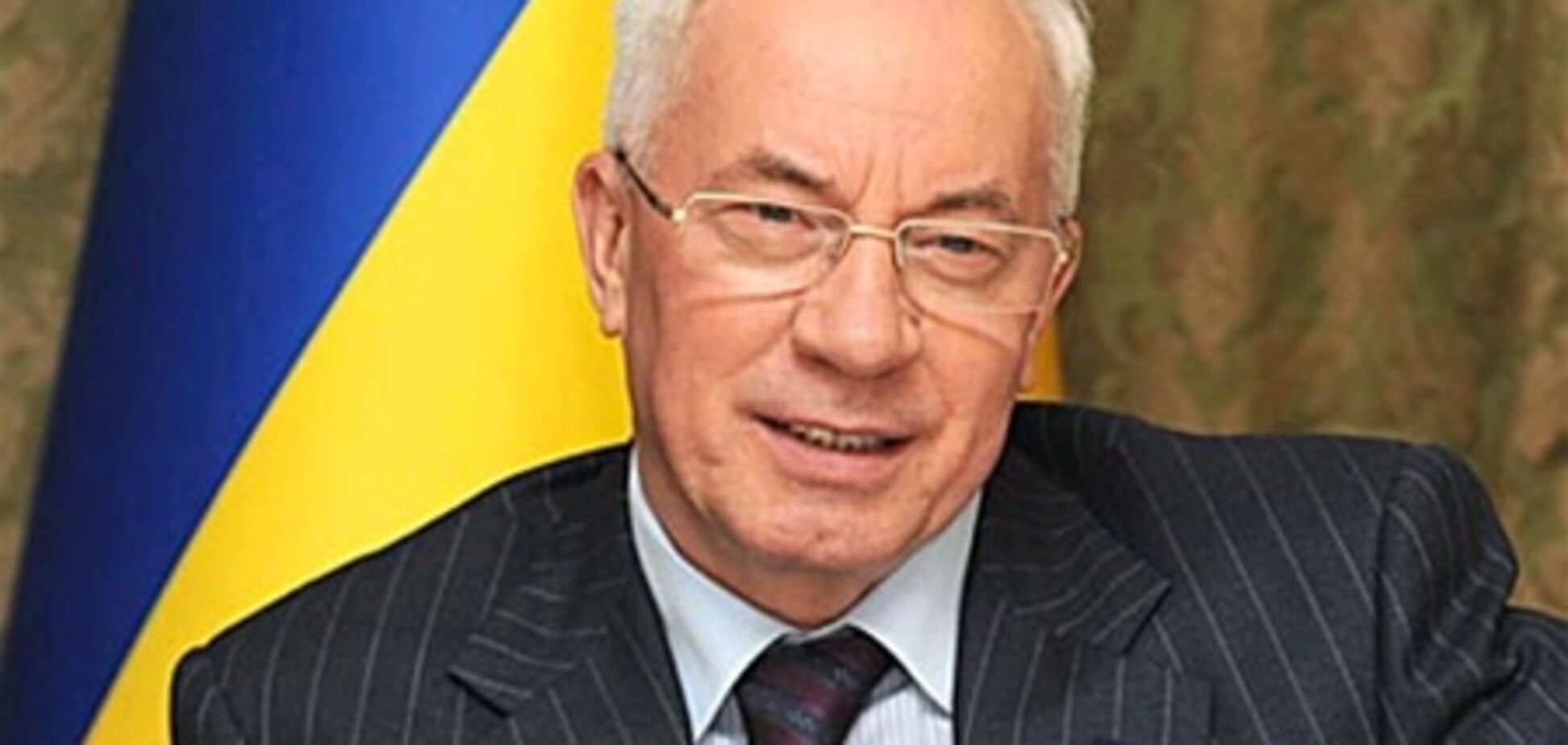 Азаров расхвалил свой Facebook