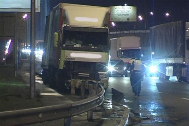 В Киеве фура с мертвым водителем снесла 200 м отбойника. Фото 