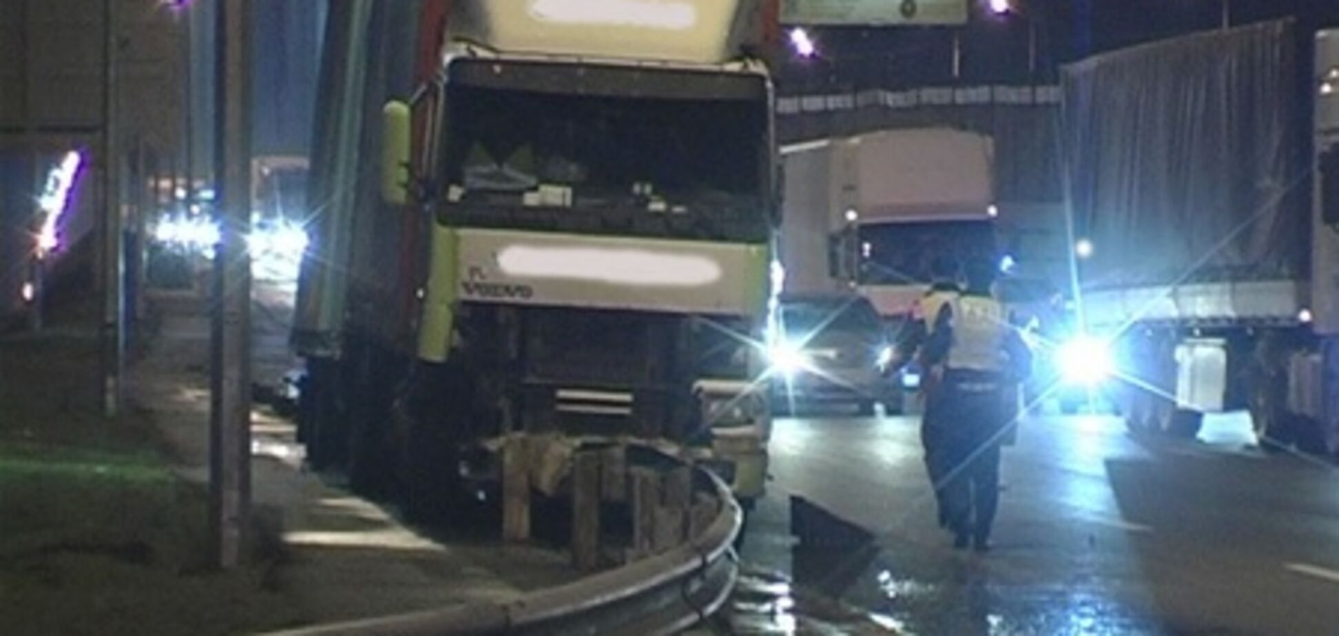 В Киеве фура с мертвым водителем снесла 200 м отбойника. Фото