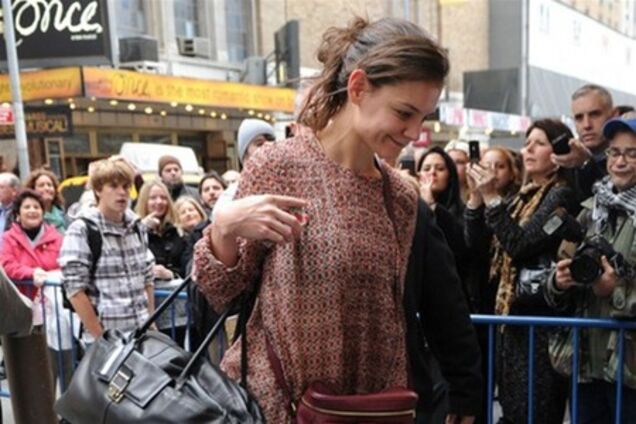 Кэти Холмс спешит в театр на Бродвее. Фото