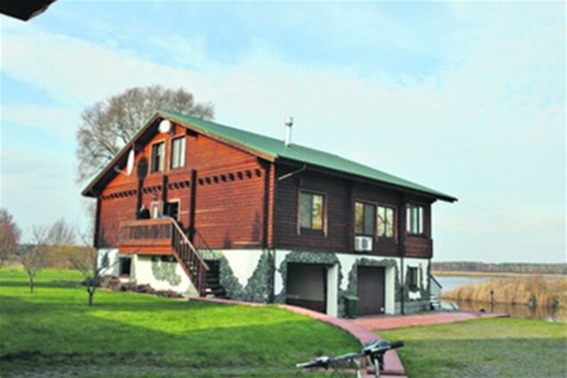 На границе с зоной отчуждения вырос квартал элитных коттеджей