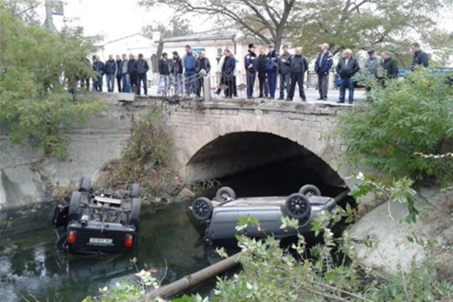 В Крыму две машины слетели в реку (добавлены фото). Видео